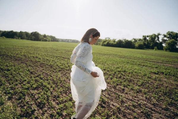 Atractiva Mujer Vestido Blanco Largo Caminando Prado —  Fotos de Stock