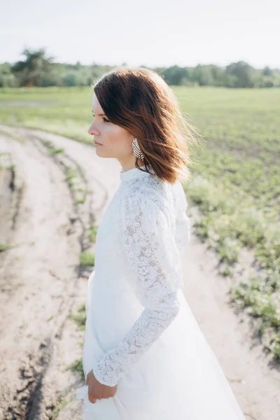 Çayırda Duran Uzun Beyaz Elbiseli Güzel Kadın — Stok fotoğraf