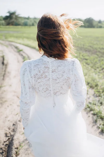 Visão Traseira Mulher Elegante Vestido Branco Longo Campo — Fotografia de Stock