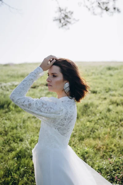 Portrait Femme Mode Robe Blanche Longue Debout Dans Prairie — Photo