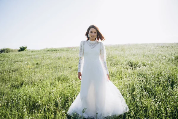 Hermosa Mujer Vestido Blanco Largo Posando Campo —  Fotos de Stock