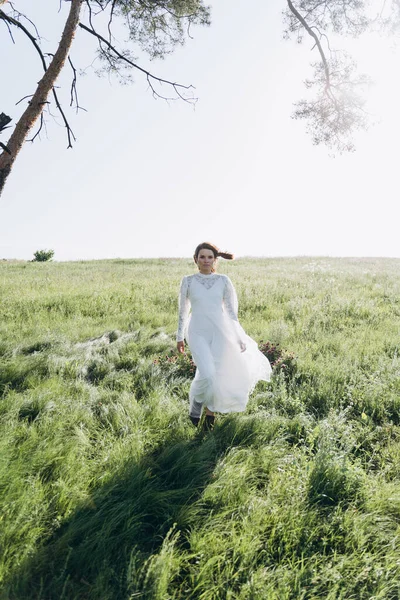 Beautiful Woman Long White Dress Posing Field — Stock Photo, Image