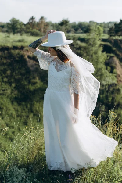 Hübsche Junge Frau Mit Fedora Hut Und Langem Weißen Kleid — Stockfoto