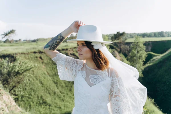 Bonita Jovem Mulher Vestindo Chapéu Fedora Vestido Branco Longo Prado — Fotografia de Stock