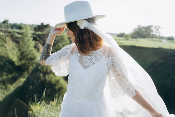 Hübsche Junge Frau Mit Fedora Hut Und Langem Weißen Kleid — Stockfoto