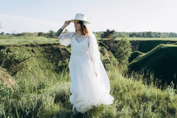 Hübsche Junge Frau Mit Fedora Hut Und Langem Weißen Kleid — Stockfoto