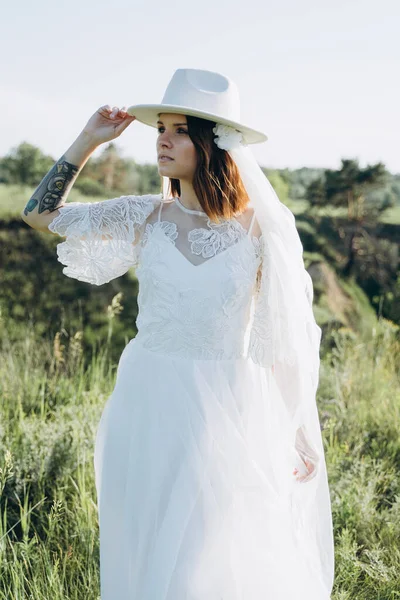 Hübsche Frau Mit Stylischem Fedora Hut Steht Grünen — Stockfoto