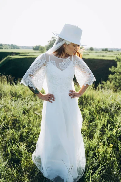 Hübsche Frau Mit Stylischem Fedora Hut Steht Grünen — Stockfoto