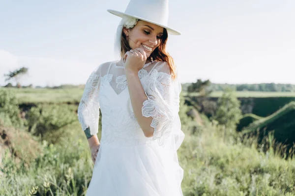 Porträt Einer Stilvollen Braut Mit Fedora Hut Und Weißem Kleid — Stockfoto