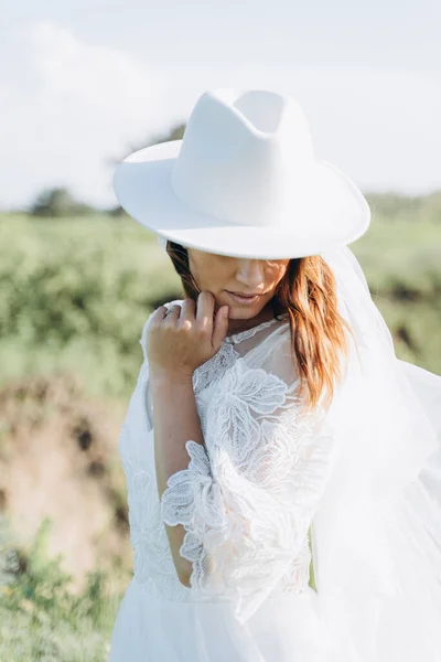 Porträt Einer Stilvollen Braut Mit Fedora Hut Und Weißem Kleid — Stockfoto