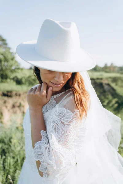 Porträt Einer Stilvollen Braut Mit Fedora Hut Und Weißem Kleid — Stockfoto