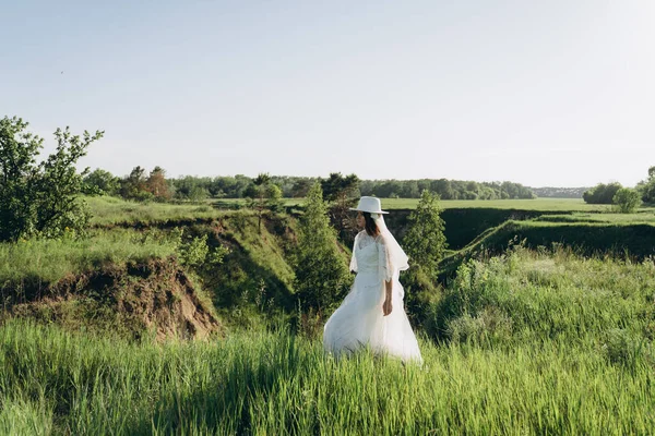 Braut Weißen Kleid Steht Grünen Bereich — Stockfoto