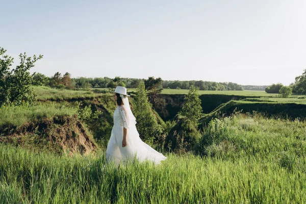 Boční Pohled Módní Žena Bílých Šatech Stojící Terénu — Stock fotografie