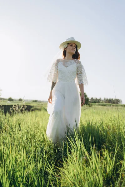 Veselá Žena Klobouku Bílé Šaty Stojící Louce — Stock fotografie