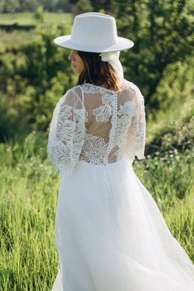 Rückansicht Einer Stilvollen Frau Mit Fedora Hut Weißen Kleid Die — Stockfoto
