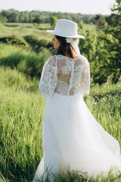 Modische Frau Mit Fedora Hut Weißen Kleid Auf Dem Feld — Stockfoto