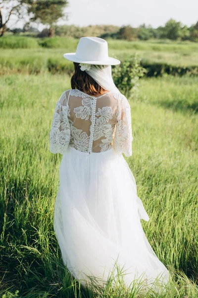 Rückansicht Einer Stilvollen Frau Mit Fedora Hut Weißen Kleid Die — Stockfoto