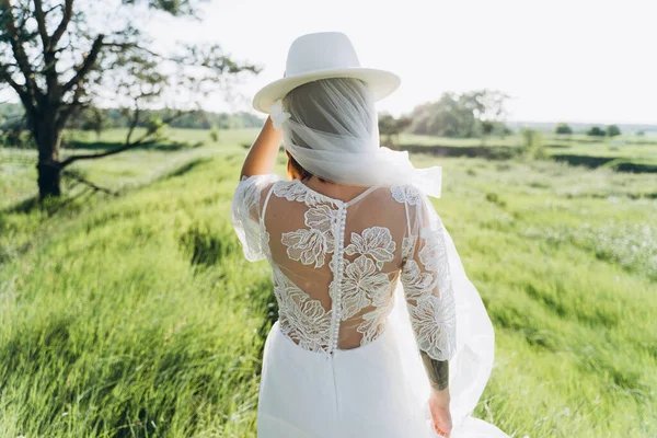 Rückansicht Einer Modischen Frau Mit Fedora Hut Weißen Kleid Die — Stockfoto