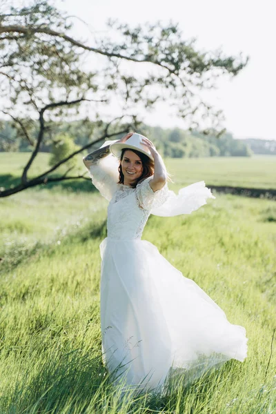 Fröhliche Frau Mit Fedora Hut Und Weißem Kleid Steht Auf — Stockfoto