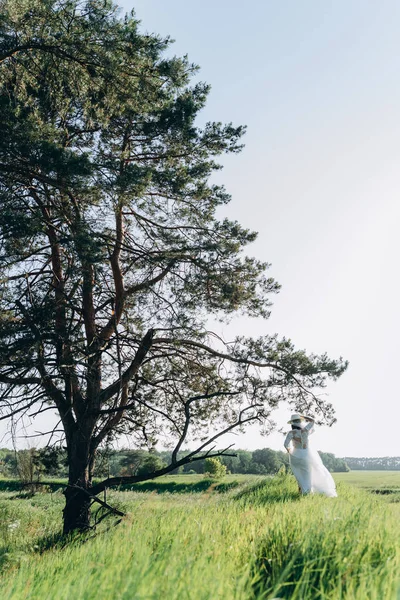 Zpět Pohled Ženu Bílých Šatech Stojící Louce Stromy — Stock fotografie