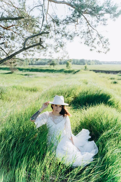 Mujer Con Estilo Sombrero Sombrero Sombrero Sentado Campo —  Fotos de Stock