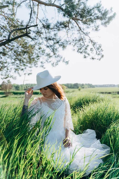 Fötr Şapka Takan Çekici Bir Kadının Portresi Yaz Otlaklarında Oturuyor — Stok fotoğraf