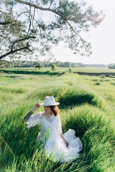 Portrait Attractive Woman Wearing Fedora Hat Sitting Summer Meadow — Stock Photo, Image