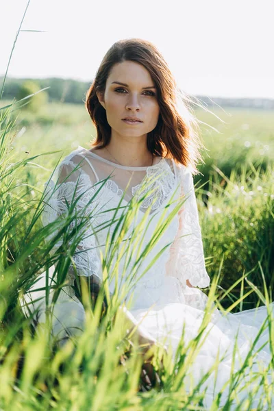 Portrait Femme Portant Une Robe Blanche Assise Sur Terrain — Photo