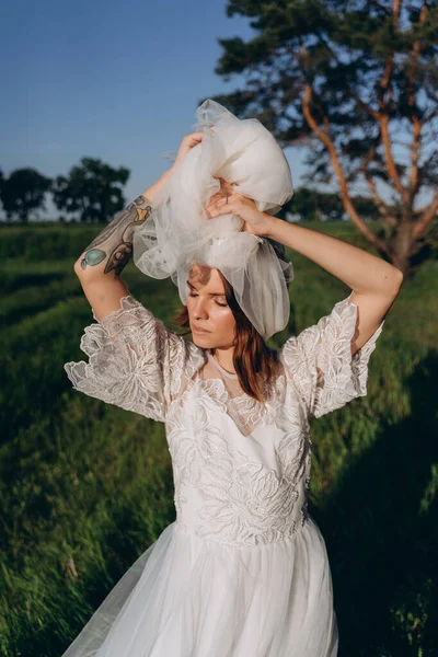 Retrato Mujer Con Velo Vestido Blanco Largo Caminando Campo —  Fotos de Stock