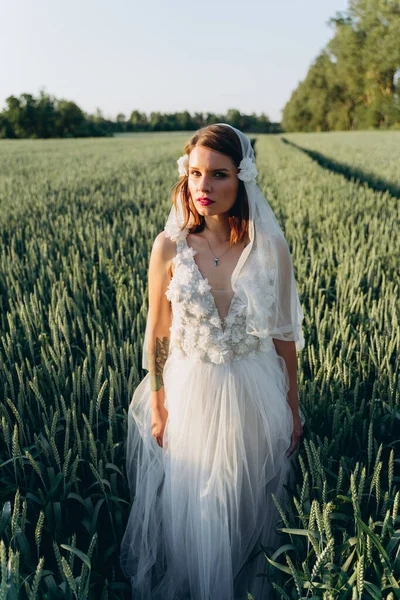 Portret Van Aantrekkelijke Jonge Vrouw Lange Witte Jurk Staan Het — Stockfoto