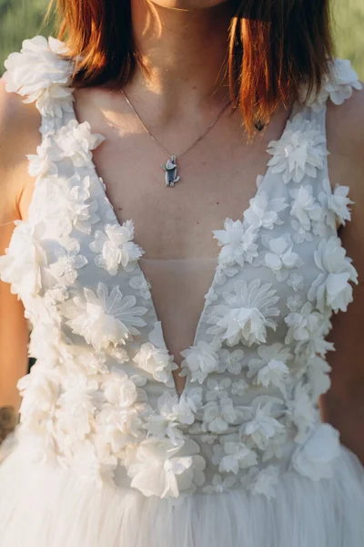 Tiro Recortado Mujer Vestido Largo Blanco Con Flores —  Fotos de Stock