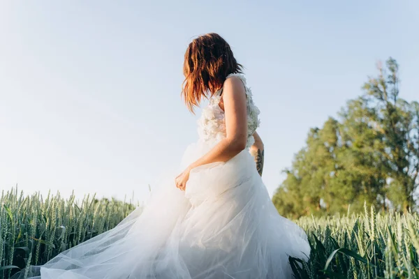 Junge Frau Langen Weißen Kleid Steht Auf Dem Feld — Stockfoto