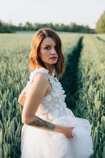 Aantrekkelijke Jonge Vrouw Lange Witte Jurk Staan Het Veld Kijken — Stockfoto