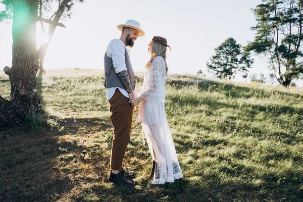 Belle Femme Robe Blanche Avec Bel Homme Dans Parc — Photo