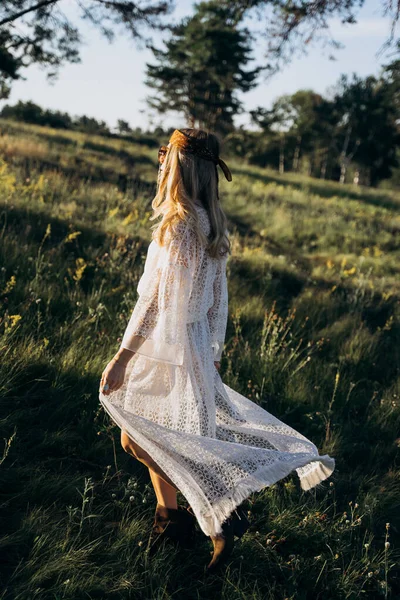 Uzun Beyaz Elbiseli Çekici Bir Kadın Tarlada Yürüyor — Stok fotoğraf