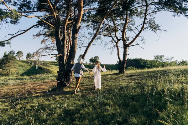 Bela Mulher Vestido Branco Com Homem Bonito Andando Parque — Fotografia de Stock