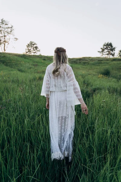 Uzun Beyaz Elbiseli Çekici Bir Kadın Tarlada Yürüyor — Stok fotoğraf