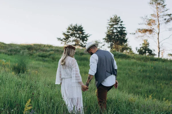 Schöne Frau Weißen Kleid Mit Gutaussehendem Mann Der Park Spaziert — Stockfoto