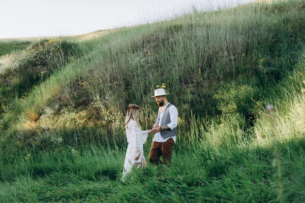 Bela Mulher Vestido Branco Com Homem Bonito Parque — Fotografia de Stock