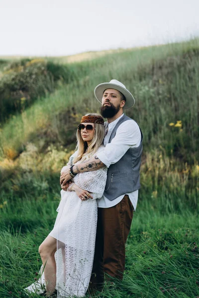 Schöne Frau Weißem Kleid Mit Gutaussehendem Mann Park — Stockfoto