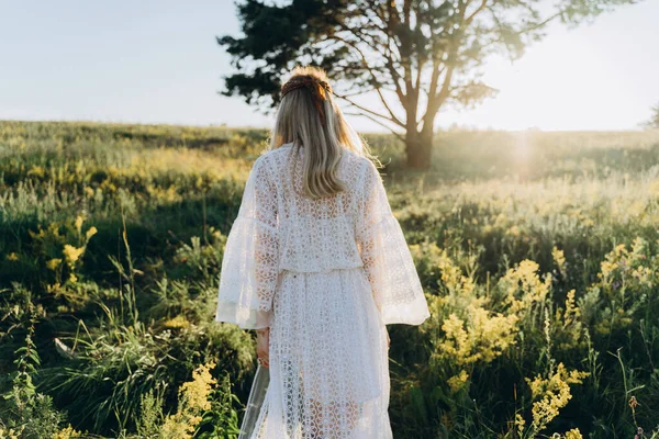 Mulher Atraente Adulto Vestido Branco Longo Andando Campo — Fotografia de Stock