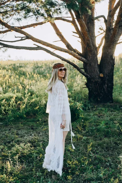 Adulto Atractiva Mujer Vestido Blanco Posando Campo —  Fotos de Stock
