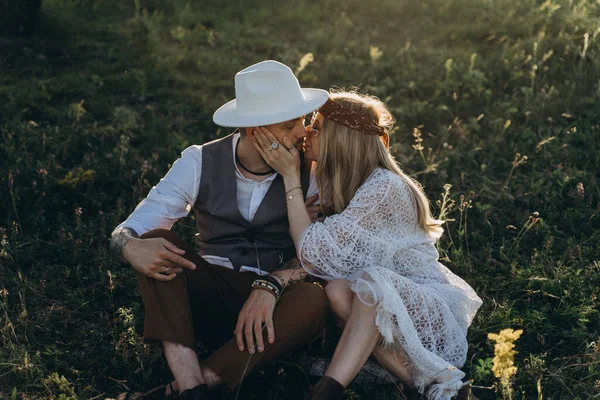 드레스를 잘생긴 남자와 마당에서 키스하는 아름다운 — 스톡 사진