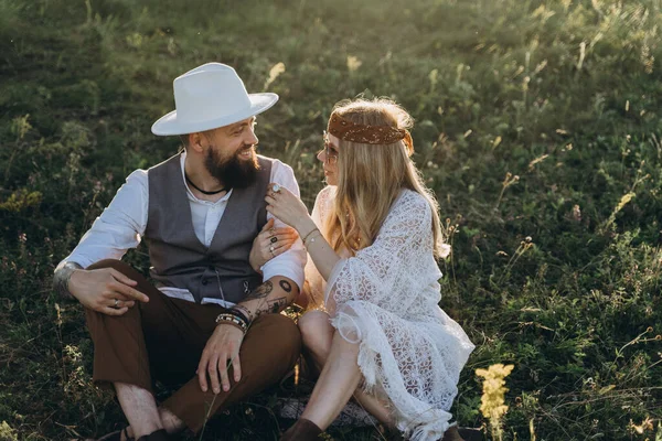 Krásná Žena Bílých Šatech Pohledným Mužem Sedí Trávníku — Stock fotografie