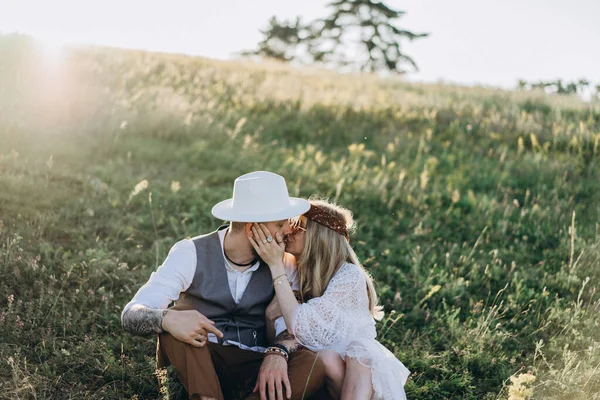 Bela Mulher Vestido Branco Com Homem Bonito Beijando Gramado — Fotografia de Stock