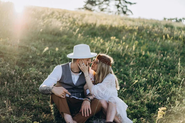 美丽的女人 穿着白衣 英俊的男人在草坪上亲吻 — 图库照片