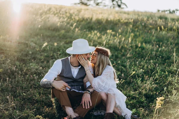 Mooie Vrouw Witte Jurk Met Knappe Man Zoenen Het Gazon — Stockfoto