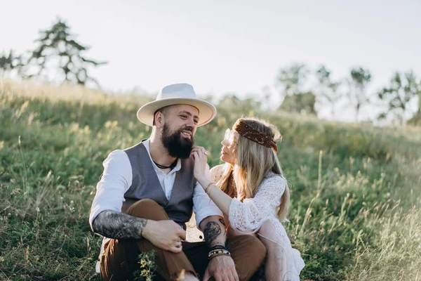 Krásná Žena Bílých Šatech Pohledným Mužem Sedí Trávníku — Stock fotografie