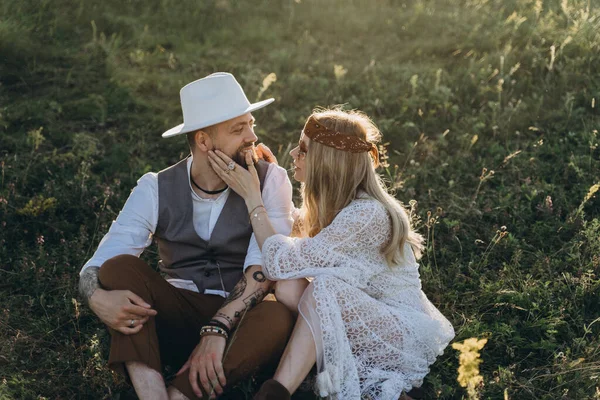 Krásná Žena Bílých Šatech Pohledným Mužem Sedí Trávníku — Stock fotografie