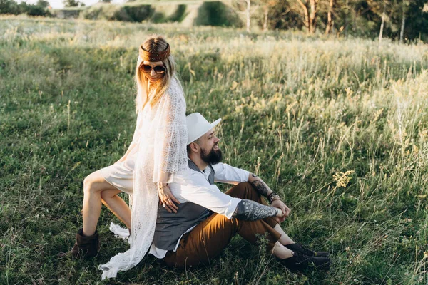 드레스를 잘생긴 남자와 잔디밭에 아름다운 — 스톡 사진